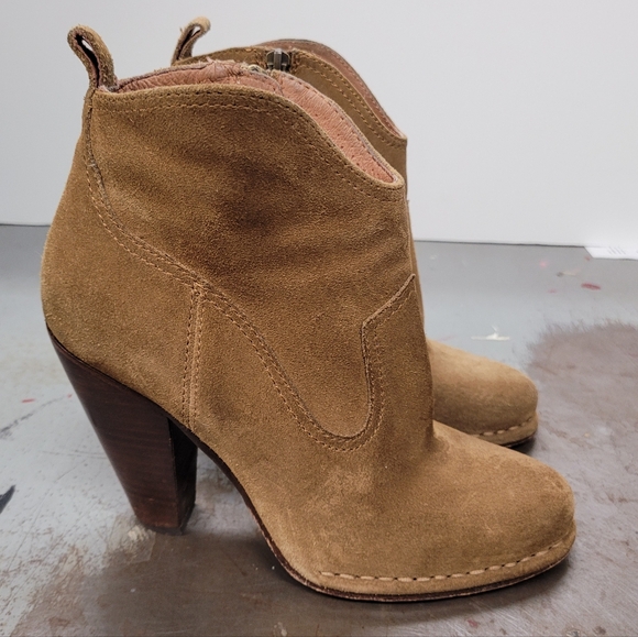 Frye Madeline Short Bootie Heels Cashew in color Suede Leather 7 M - Picture 2 of 9